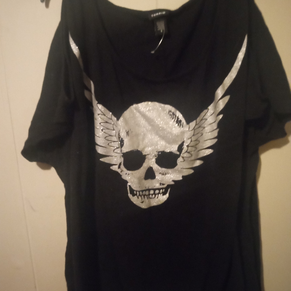 Torrid cold shoulder shirt glitter skull (3I35)